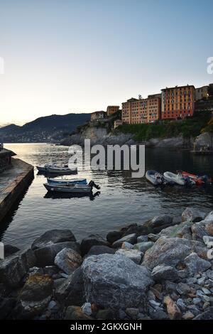 Suggestive Ansicht der charakteristischen farbigen Häuser in Camogli Stockfoto
