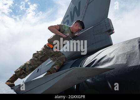 Der Flieger 1. Klasse, Freimaurer Skidmore, F-16 Kampftechniker von Falcon, der dem 20. Kampfflügel der Shaw Air Force Base, South Carolina, zugewiesen wurde, arbeitet an einer F-16 vor einer Mission mit der Roten Flagge 21-3 auf der Nellis Air Force Base, Nevada, 19. Juli 2021. Red Flag stellt Kriegsszenarien in Echtzeit bereit, um die Bereitschaft der US-Militärdienste und Koalitionstruppen zu testen. Stockfoto