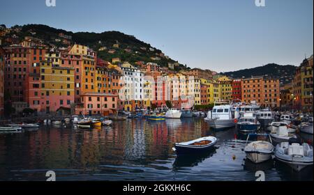 Suggestive Ansicht der charakteristischen farbigen Häuser in Camogli Stockfoto