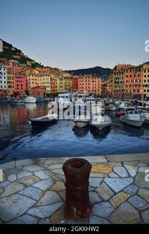 Suggestive Ansicht der charakteristischen farbigen Häuser in Camogli Stockfoto
