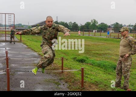 Personal Sgt. Devin Crawford, 108. Trainingskommando, springt im Rahmen der Teamauswahl und Trainingsveranstaltung für den Militärwettbewerb der Interalliierten Föderation der Reserveoffiziere am 20. Juli über ein Hindernis auf dem Landhinderniskurs in Camp Johnson, Vermont. Zehn Dienstmitglieder aus den Reservekomponenten der US-Armee und der Luftwaffe trainieren in Vermont, um sich auf den CIOR MILCOMP vorzubereiten, einen jährlichen Wettbewerb zwischen der NATO und den Partnership for Peace Nations. Stockfoto