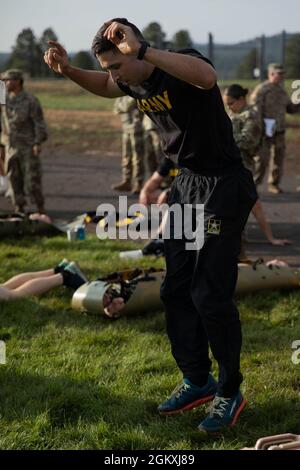 Spc. Alexander Gravely, ein Kampfmediziner mit 1-1201st Headquarters and Headquarters Battery, West Virginia Army National Guard, macht Burpies während der körperlichen Fitness-Assessment-Veranstaltung beim 2021 Army National Guard Best Warrior Competition im Camp Navajo Military Reservation, Arizona, 20. Juli 2021. Der Wettbewerb erstreckt sich über drei körperlich und geistig anspruchsvolle Tage, an denen die Wettkämpfer auf eine Vielzahl taktischer und technischer Fähigkeiten getestet werden, während sie darum wetteifern, zum Soldaten und Unteroffizierin des Jahres der Armeewache ernannt zu werden. Die Gewinner vertreten dann die Armeewache im Department of Th Stockfoto