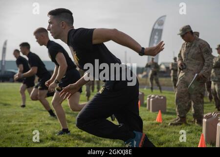 Spc. Alexander Gravely, ein Kampfmediziner mit 1-1201st Headquarters and Headquarters Battery, West Virginia Army National Guard, startet seinen Sprint gegen seine Mitkämpfer während der körperlichen Fitness-Assessment-Veranstaltung beim 2021 Army National Guard Best Warrior Competition im Camp Navajo Military Reservation, Arizona, 20. Juli 2021. Der Wettbewerb erstreckt sich über drei körperlich und geistig anspruchsvolle Tage, an denen die Wettkämpfer auf eine Vielzahl taktischer und technischer Fähigkeiten getestet werden, während sie darum wetteifern, zum Soldaten und Unteroffizierin des Jahres der Armeewache ernannt zu werden. Die Gewinner repräsentieren dann Th Stockfoto