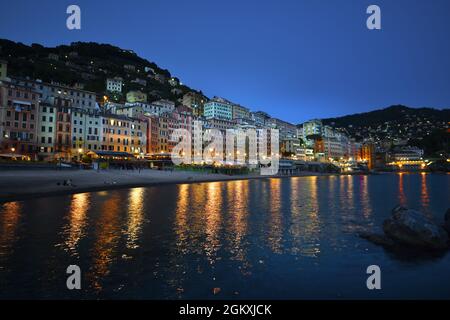 Suggestive Ansicht der charakteristischen farbigen Häuser in Camogli Stockfoto