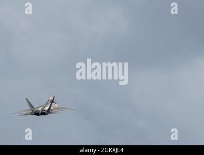 Ein US Air Force F-22 Raptor, der dem 525. Jagdgeschwader, 3. Flügel, Joint Base Elmendorf-Richardson, Alaska, zugewiesen wurde, fliegt während der Pacific Iron 2021 über den Andersen Air Force Base, Guam, 20. Juli 2021. Pacific Iron 2021 ist eine dynamische Beschäftigungsoperation der Pacific Air Forces, um Kräfte in den Verantwortungsbereich der USINDOPACOM zu projizieren, um die Nationale Verteidigungsstrategie von 2018 zu unterstützen, die das Militär dazu aufforderte, eine tödlichere, anpassungsfähigere und widerstandsfähigere Kraft zu sein. Stockfoto