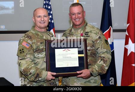 General Bob harter, rechts, erhält die Legion of Merit, die AMC-Kommandant General Ed Daly während einer Abschieds- und Preisverleihung im Juli 20 im AMC-Hauptquartier, Redstone Arsenal, Alabama, überreicht hat. Mit der Auszeichnung wird Harters Fähigkeit als multifunktionaler Logistiker gewürdigt. Harter wird als stellvertretender Chef der Armeereserven, Büro des Chefs der Armeereserven, eingesetzt. Stockfoto