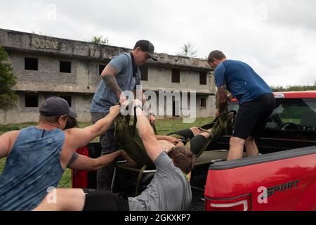 Die Green Berets der US-Armee, die dem 2. Bataillon, 1. Spezialeinsatzgruppe (Airborne), zugewiesen wurden, bringen während des Forager 21 auf Tinian, Commonwealth der Nördlichen Marianen, 21. Juli 2021 einen simulierten Unfall auf einen Wurf. Forager 21 ist eine US Army Pacific Stockfoto