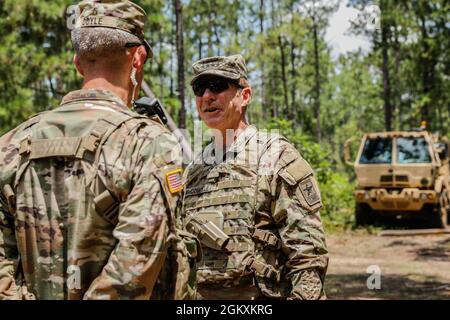 General James McConville, Stabschef der US-Armee, und Brig. General David Doyle, Kommandant des Joint Readiness Training Center (JRTC) und Fort Polk, diskutiert die derzeit laufenden Operationen bei JRTC, Fort Polk, La. 21. Juli 2021. Stockfoto