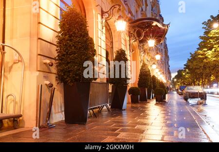 Nur wenige Schritte von der Champs Elysees Avenue und dem Triumphbogen entfernt, ist das Le Royal Monceau Raffles Paris eines der aufregendsten Luxushotels in Paris. Stockfoto