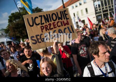 Ein Protestler hält während der Demonstration ein Plakat mit der Aufschrift Studenten gegen die Segregation.Hunderte von Menschen versammelten sich vor dem parlament in Warschau, um an einem Protest mit dem Titel "Stoppt die Segregation der Sanitären Einrichtungen" teilzunehmen, der von der rechtsextremen nationalistischen Partei der Konföderation (Konfederacja) organisiert wurde. Die Teilnehmer wollten sich gegen die hygienische Trennung, den Zwang zu COVID-19-Impfungen und das neue Gesetz 1449 wehren - es geht um das Gesetz zur Prävention und Bekämpfung von Infektionen und Infektionskrankheiten beim Menschen, das unter anderem finanzielle Sanktionen für Menschen vorsieht, die lügen oder bestimmte Informationen verbergen Stockfoto