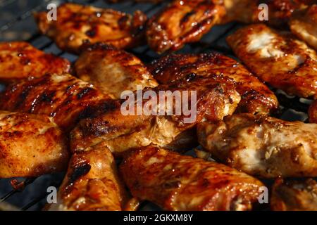 Nahaufnahme Kochen und Rauchen Huhn Büffel oder Teriyaki Sauce Flügel auf bbq-Char-Grill, Blick aus dem hohen Winkel Stockfoto