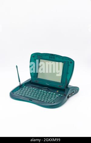 Apple eMate 300 durchsichtiger grüner Kunststoff-Laptop-PDA für Schüler, hergestellt 1997 Stockfoto