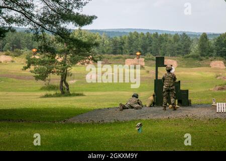 7. Armee-Trainingskommandos feuern M-4-Gewehre während ihrer Qualifikation als Schütze am 20. Juli 2021 im Bereich ihrer 126, Grafenwoehr Training Area, Deutschland. Das 7. ATC mit Sitz in der Tower Barracks in Grafenwöhr bietet dynamisches Training, Vorbereitung von Truppen und Kontingenzen zur Unterstützung der Combatant-Kommandos, der NATO und anderer nationaler Anforderungen. Stockfoto