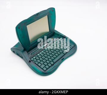 Apple eMate 300 durchsichtiger grüner Kunststoff-Laptop-PDA für Schüler, hergestellt 1997 Stockfoto