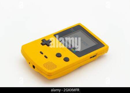 Gelbes Nintendo Gameboy Handheld-Konsolengerät aus Kunststoff Stockfoto