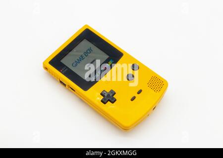 Gelbes Nintendo Gameboy Handheld-Konsolengerät aus Kunststoff Stockfoto