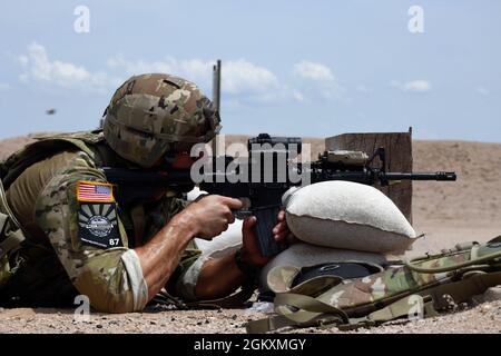 Army Staff Sgt Stephen Southerlin II, ein Infanterist der C-Truppe der Texas Army National Guard, des 1. Bataillons, des 124. Regiments, feuert während des Gewehrwettbewerbs der 2021 Army National Guard Best Warrior Competition in Camp Navajo, Arizona, am 20. Juli 2021 ein M4-Karabiner-Gewehr. Der Wettbewerb erstreckt sich über drei körperlich und geistig anspruchsvolle Tage, an denen die Wettkämpfer auf eine Vielzahl taktischer und technischer Fähigkeiten getestet werden, während sie darum wetteifern, zum Soldaten und Unteroffizierin des Jahres der Armeewache ernannt zu werden. Die Gewinner repräsentieren dann die Armeewache im Department of the Army Best Wa Stockfoto