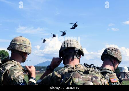 Vier UH-60 Blackhawks machen sich auf den Weg zu einer Landezone, während konkurrierende Mitglieder der Army National Guard beim 2021 Army National Guard Best Warrior Competition im Camp Navajo, Arizona, am 20. Juli 2021 warten. Der Wettbewerb erstreckt sich über drei körperlich und geistig anspruchsvolle Tage, an denen die Wettkämpfer auf eine Vielzahl taktischer und technischer Fähigkeiten getestet werden, während sie darum wetteifern, zum Soldaten und Unteroffizierin des Jahres der Armeewache ernannt zu werden. Die Gewinner repräsentieren dann die Armeewache im Department of the Army Best Warrior Competition noch in diesem Jahr. Stockfoto