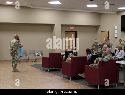 Capt. Marco Lara, Kommandant, Headquarters and Headquarters Company, Special Trupps Bataillon, 1st Theatre Sustainment Command, spricht mit Maj. General Michel M. Russell Sr., Kommandant General, 1st TSC, während eines Kommandanten-Familienforums am 21. Juli 2021 in Fort Knox, Kentucky. Ehepartner und Familienmitglieder der 1. TSC-Organisation auf Fort Knox wurden bei dieser Veranstaltung ihrem neuen kommandierenden General und seiner Frau vorgestellt. Stockfoto