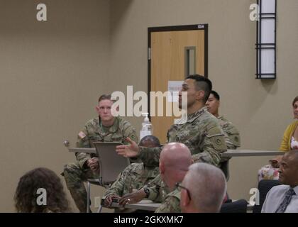 Capt. Marco Lara, Kommandant, Headquarters and Headquarters Company, Special Trupps Bataillon, 1st Theatre Sustainment Command, spricht mit Maj. General Michel M. Russell Sr., Kommandant General, 1st TSC, während eines Kommandanten-Familienforums am 21. Juli 2021 in Fort Knox, Kentucky. Ehepartner und Familienmitglieder der 1. TSC-Organisation auf Fort Knox wurden bei dieser Veranstaltung ihrem neuen kommandierenden General und seiner Frau vorgestellt. Stockfoto