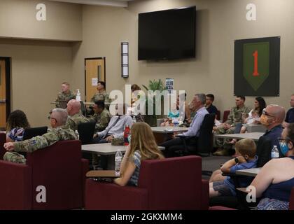 Maj. General Michel M. Russell, Sr., kommandierender General, 1. Theater Sustainment Command, spricht am 21. Juli 2021 in Fort Knox, Kentucky, bei einem Kommandantenfamilienforum mit einer Audienz von Soldaten und ihren Familienmitgliedern. Ehepartner und Familienmitglieder der 1. TSC hatten die Möglichkeit, bei dieser Veranstaltung Fragen zu stellen und mehr über Freiwilligenarbeit innerhalb der Organisation zu erfahren. Stockfoto