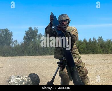 Infanteristen mit indirektem Feuer mit dem 1. Bataillon der Alaska Army National Guard führte das 297. Infanterie-Regiment im Juli 19 im Donnelly Training Center in der Nähe von Fort Greely, Alaska, ein Live-Feuer-Training auf verschiedenen Waffensystemen durch. Stockfoto