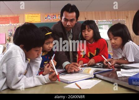 Austin Texas USA, 1995: Vietnamesische ESL-Klasse am Walnut Creek Elementary, unterrichtet von einem vietnamesischen Lehrer. HERR EC-144-148 ©Bob Daemmrich Stockfoto