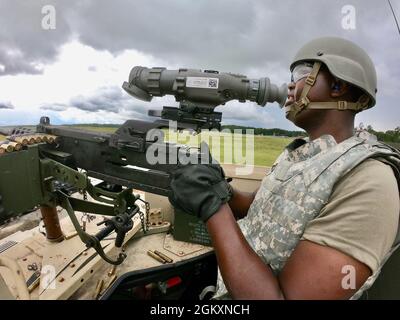 Army Reserve Spc. Zachary Hagey, ein Spezialist für chemische, biologische, radiologische und nukleare Substanzen und gebürtig aus Savannah, Georgia, wurde dem 366. Chemieunternehmen, dem 457. Chemiebataillon, dem 76. Operational Response Command, zugewiesen, verfügt über ein Maschinengewehr im Kaliber 0,50 und hält im Juli 20 Ausschau nach Pop-up-Zielen in Fort Stewart, Georgia. Hagey und mehr als 60 andere Reservesoldaten der Armee vom 457. Chemiebataillon führen in Fort Stewart eine Büchsenpistole durch, um die Überlebensfähigkeit und Letalität des Schlachtfeldes Soldier zu erhöhen. Stockfoto