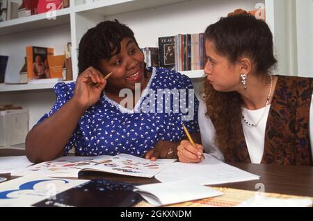 ©1993 Bildung: Jugendlich Freiwillige helfen kolumbianischen Einwanderer in ESL nach der Schulklasse zu lesen. MR Stockfoto
