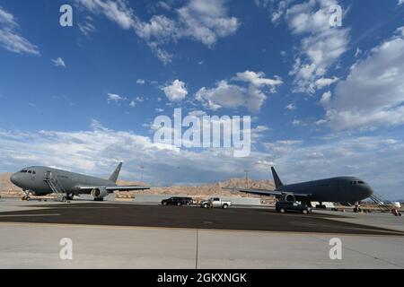 Die Flieger der 22. Und 931. Flugzeugwartung Staffeln führen Inspektionen an zwei KC-46A Pegasus’ am 20. Juli 2021 auf der Nellis Air Force Base, Nevada, durch. Diese beiden Flugzeuge sind die ersten KC-46, die an der RED FLAG teilnehmen und die Gesamtmissionskapazitäten durch die vielseitige Betankungsplattform des Flugzeugs erweitern. Stockfoto