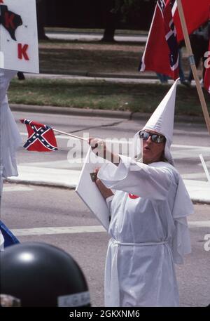 Houston, Texas, USA, 1990: Mitglieder der weißen Vormachthabergruppe Ku Klux Klan marschieren während des Wirtschaftsgipfels G7 in die Innenstadt. ©Bob Daemmrich Stockfoto