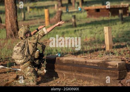 Spc. Alexander Gravely, ein Kampfmediziner mit Headquarters and Headquarters Company, 1-201st Field Artillery Battalion, West Virginia Army National Guard, wirft eine Granate während der Übungsbahn des Situational Training beim 2021 Army National Guard Best Warrior Competition im Camp Navajo Military Reservation, Arizona, 21. Juli 2021. Der Wettbewerb erstreckt sich über drei körperlich und geistig anspruchsvolle Tage, an denen die Wettkämpfer auf eine Vielzahl taktischer und technischer Fähigkeiten getestet werden, während sie darum wetteifern, zum Soldaten und Unteroffizierin des Jahres der Armeewache ernannt zu werden. Die Gewinner repräsentieren dann den Arm Stockfoto