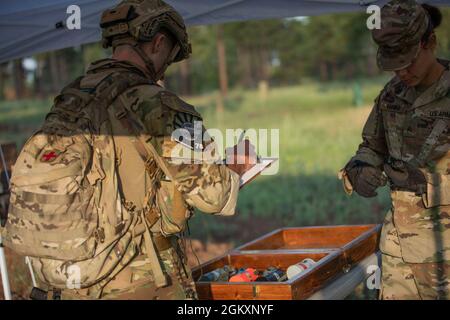 Spc. Alexander Gravely, ein Kampfmediziner mit Headquarters and Headquarters Company, 1-201st Field Artillery Battalion, West Virginia Army National Guard, identifiziert während der Übungsbahn des Situational Training beim 2021 Army National Guard Best Warrior Competition im Camp Navajo Military Reservation, Arizona, 21. Juli 2021 verschiedene Arten von Granaten. Der Wettbewerb erstreckt sich über drei körperlich und geistig anspruchsvolle Tage, an denen die Wettkämpfer auf eine Vielzahl taktischer und technischer Fähigkeiten getestet werden, während sie darum wetteifern, zum Soldaten und Unteroffizierin des Jahres der Armeewache ernannt zu werden. Die Gewinner Stockfoto