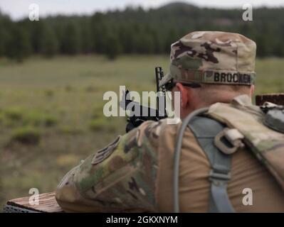 Spc. Henry Brucken, mit Delta Company 1-151 Infantry INARNG, Indiana Army National Guard, feuert den M-320, 40 mm Granatwerfer während der situativen Trainingsübung beim 2021 Army National Guard Best Warrior Competition im Camp Navajo Military Reservation, Arizona, 21. Juli 2021. Der Wettbewerb erstreckt sich über drei körperlich und geistig anspruchsvolle Tage, an denen die Wettkämpfer auf eine Vielzahl taktischer und technischer Fähigkeiten getestet werden, während sie darum wetteifern, zum Soldaten und Unteroffizierin des Jahres der Armeewache ernannt zu werden. Die Gewinner repräsentieren dann die Armeewache im Department of the Army Best Wa Stockfoto