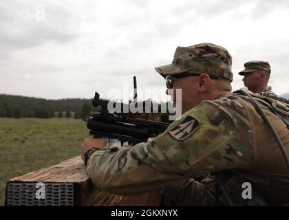 Spc. Henry Brucken, mit Delta Company 1-151 Infantry INARNG, Indiana Army National Guard, feuert den M-320, 40 mm Granatwerfer während der situativen Trainingsübung beim 2021 Army National Guard Best Warrior Competition im Camp Navajo Military Reservation, Arizona, 21. Juli 2021. Der Wettbewerb erstreckt sich über drei körperlich und geistig anspruchsvolle Tage, an denen die Wettkämpfer auf eine Vielzahl taktischer und technischer Fähigkeiten getestet werden, während sie darum wetteifern, zum Soldaten und Unteroffizierin des Jahres der Armeewache ernannt zu werden. Die Gewinner repräsentieren dann die Armeewache im Department of the Army Best Wa Stockfoto