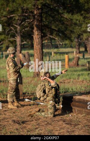 Spc. Alexander Gravely, ein Kampfmediziner mit Headquarters and Headquarters Company, 1-201st Field Artillery Battalion, West Virginia Army National Guard, wirft eine Granate während der Übungsbahn des Situational Training beim 2021 Army National Guard Best Warrior Competition im Camp Navajo Military Reservation, Arizona, 21. Juli 2021. Der Wettbewerb erstreckt sich über drei körperlich und geistig anspruchsvolle Tage, an denen die Wettkämpfer auf eine Vielzahl taktischer und technischer Fähigkeiten getestet werden, während sie darum wetteifern, zum Soldaten und Unteroffizierin des Jahres der Armeewache ernannt zu werden. Die Gewinner repräsentieren dann den Arm Stockfoto