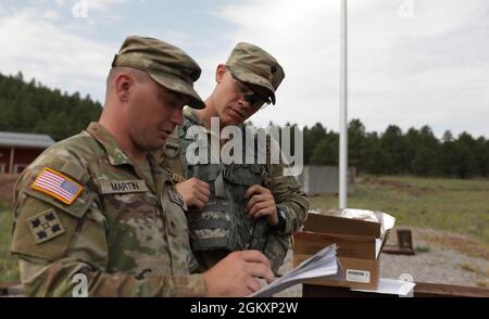 Spc. Henry Brucken, zusammen mit Delta Company 1-151 Infantry INARNG, Indiana Army National Guard, berichtet, wie er sich während der situativen Trainingsübung beim 2021 Army National Guard Best Warrior Competition im Camp Navajo Military Reservation, Arizona, auf der M-320, 40 mm Granatwerfer-Spur 21, gezeigt hat 2021. Der Wettbewerb erstreckt sich über drei körperlich und geistig anspruchsvolle Tage, an denen die Wettkämpfer auf eine Vielzahl taktischer und technischer Fähigkeiten getestet werden, während sie darum wetteifern, zum Soldaten und Unteroffizierin des Jahres der Armeewache ernannt zu werden. Die Sieger vertreten dann die Armeewache in den Departmen Stockfoto