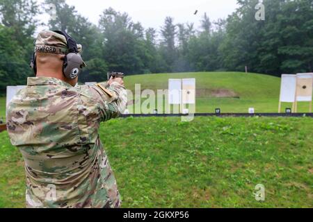 Personal Sgt. Devin Crawford, 108. Trainingskommando, feuert eine M17-Pistole im Camp Ethan Allen, Vermont, als Teil der Teamauswahl und Trainingsveranstaltung für den Militärwettbewerb der Interalliierten Föderation der Reserveoffiziere am 20. Juli. Zehn Dienstmitglieder aus den Reservekomponenten der US-Armee und der Luftwaffe trainieren in Vermont, um sich auf den CIOR MILCOMP vorzubereiten, einen jährlichen Wettbewerb zwischen der NATO und den Partnership for Peace Nations. Stockfoto