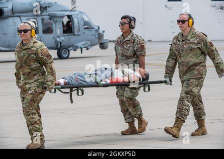 Mitglieder des 130. Luftlift-Flügels führen aeromedizinische Evakuierungsübungen im Rahmen der einwöchigen gemeinsamen Trainingsübung Sentry Storm auf der McLaughlin Air National Guard Base in Charleston, West Virginia, am 21. Juli 2021 durch. Sentry Storm, die von der West Virginia Air National Guard veranstaltet wird, konzentriert sich auf die Konzepte von Agile Combat Employment CE), die es den Teilnehmern ermöglichen, die Fähigkeiten zu verbessern, die bei realen Operationen wie Katastrophenhilfe und Inlandseinsätzen benötigt werden. (West Virginia A Stockfoto