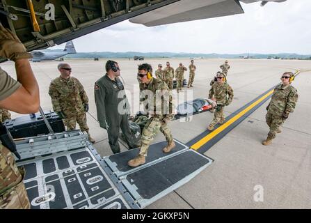 Mitglieder des 130. Luftlift-Flügels führen aeromedizinische Evakuierungsübungen im Rahmen der einwöchigen gemeinsamen Trainingsübung Sentry Storm auf der McLaughlin Air National Guard Base in Charleston, West Virginia, am 21. Juli 2021 durch. Sentry Storm, die von der West Virginia Air National Guard veranstaltet wird, konzentriert sich auf die Konzepte von Agile Combat Employment CE), die es den Teilnehmern ermöglichen, die Fähigkeiten zu verbessern, die bei realen Operationen wie Katastrophenhilfe und Inlandseinsätzen benötigt werden. (West Virginia A Stockfoto