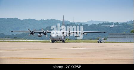 Mitglieder des 130. Luftlift-Flügels führen aeromedizinische Evakuierungsübungen im Rahmen der einwöchigen gemeinsamen Trainingsübung Sentry Storm auf der McLaughlin Air National Guard Base in Charleston, West Virginia, am 21. Juli 2021 durch. Sentry Storm, die von der West Virginia Air National Guard veranstaltet wird, konzentriert sich auf die Konzepte von Agile Combat Employment CE), die es den Teilnehmern ermöglichen, die Fähigkeiten zu verbessern, die bei realen Operationen wie Katastrophenhilfe und Inlandseinsätzen benötigt werden. (West Virginia A Stockfoto