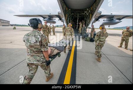 Mitglieder des 130. Luftlift-Flügels führen aeromedizinische Evakuierungsübungen im Rahmen der einwöchigen gemeinsamen Trainingsübung Sentry Storm auf der McLaughlin Air National Guard Base in Charleston, West Virginia, am 21. Juli 2021 durch. Sentry Storm, die von der West Virginia Air National Guard veranstaltet wird, konzentriert sich auf die Konzepte von Agile Combat Employment CE), die es den Teilnehmern ermöglichen, die Fähigkeiten zu verbessern, die bei realen Operationen wie Katastrophenhilfe und Inlandseinsätzen benötigt werden. (West Virginia A Stockfoto