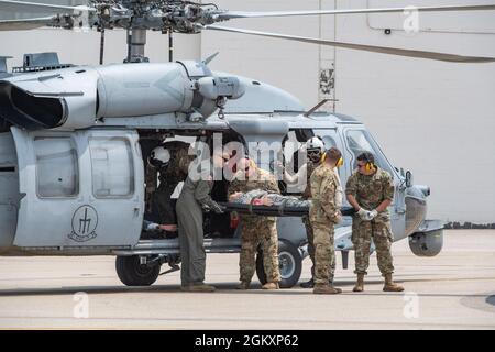 Mitglieder des 130. Luftlift-Flügels führen aeromedizinische Evakuierungsübungen im Rahmen der einwöchigen gemeinsamen Trainingsübung Sentry Storm auf der McLaughlin Air National Guard Base in Charleston, West Virginia, am 21. Juli 2021 durch. Sentry Storm, die von der West Virginia Air National Guard veranstaltet wird, konzentriert sich auf die Konzepte von Agile Combat Employment CE), die es den Teilnehmern ermöglichen, die Fähigkeiten zu verbessern, die bei realen Operationen wie Katastrophenhilfe und Inlandseinsätzen benötigt werden. (West Virginia A Stockfoto