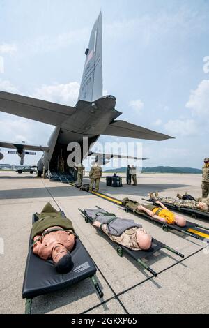 Mitglieder des 130. Luftlift-Flügels führen aeromedizinische Evakuierungsübungen im Rahmen der einwöchigen gemeinsamen Trainingsübung Sentry Storm auf der McLaughlin Air National Guard Base in Charleston, West Virginia, am 21. Juli 2021 durch. Sentry Storm, die von der West Virginia Air National Guard veranstaltet wird, konzentriert sich auf die Konzepte von Agile Combat Employment CE), die es den Teilnehmern ermöglichen, die Fähigkeiten zu verbessern, die bei realen Operationen wie Katastrophenhilfe und Inlandseinsätzen benötigt werden. (West Virginia A Stockfoto