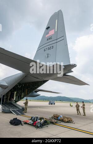 Mitglieder des 130. Luftlift-Flügels führen aeromedizinische Evakuierungsübungen im Rahmen der einwöchigen gemeinsamen Trainingsübung Sentry Storm auf der McLaughlin Air National Guard Base in Charleston, West Virginia, am 21. Juli 2021 durch. Sentry Storm, die von der West Virginia Air National Guard veranstaltet wird, konzentriert sich auf die Konzepte von Agile Combat Employment CE), die es den Teilnehmern ermöglichen, die Fähigkeiten zu verbessern, die bei realen Operationen wie Katastrophenhilfe und Inlandseinsätzen benötigt werden. (West Virginia A Stockfoto