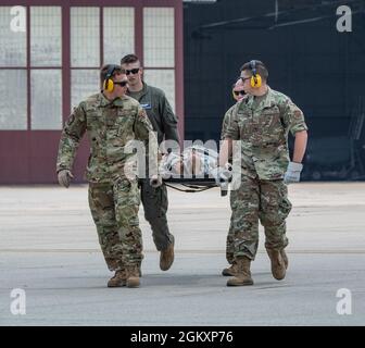 Mitglieder des 130. Luftlift-Flügels führen aeromedizinische Evakuierungsübungen im Rahmen der einwöchigen gemeinsamen Trainingsübung Sentry Storm auf der McLaughlin Air National Guard Base in Charleston, West Virginia, am 21. Juli 2021 durch. Sentry Storm, die von der West Virginia Air National Guard veranstaltet wird, konzentriert sich auf die Konzepte von Agile Combat Employment CE), die es den Teilnehmern ermöglichen, die Fähigkeiten zu verbessern, die bei realen Operationen wie Katastrophenhilfe und Inlandseinsätzen benötigt werden. (West Virginia A Stockfoto