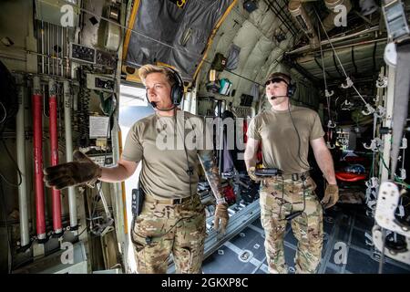 Mitglieder des 130. Luftlift-Flügels führen aeromedizinische Evakuierungsübungen im Rahmen der einwöchigen gemeinsamen Trainingsübung Sentry Storm auf der McLaughlin Air National Guard Base in Charleston, West Virginia, am 21. Juli 2021 durch. Sentry Storm, die von der West Virginia Air National Guard veranstaltet wird, konzentriert sich auf die Konzepte von Agile Combat Employment CE), die es den Teilnehmern ermöglichen, die Fähigkeiten zu verbessern, die bei realen Operationen wie Katastrophenhilfe und Inlandseinsätzen benötigt werden. (West Virginia A Stockfoto