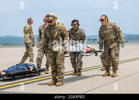 Mitglieder des 130. Luftlift-Flügels führen aeromedizinische Evakuierungsübungen im Rahmen der einwöchigen gemeinsamen Trainingsübung Sentry Storm auf der McLaughlin Air National Guard Base in Charleston, West Virginia, am 21. Juli 2021 durch. Sentry Storm, die von der West Virginia Air National Guard veranstaltet wird, konzentriert sich auf die Konzepte von Agile Combat Employment CE), die es den Teilnehmern ermöglichen, die Fähigkeiten zu verbessern, die bei realen Operationen wie Katastrophenhilfe und Inlandseinsätzen benötigt werden. (West Virginia A Stockfoto