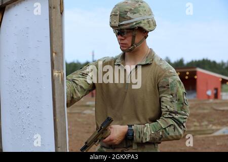 Spc. Henry Brucken, 1-151 Infanterie, Indiana National Guard, überprüft sein Ziel, nachdem er eine Pistole auf den Bereich abgefeuert hat, beim Situationstraining-Übungsevent des 2021 Army National Guard Best Warrior Competition im Camp Navajo, Arizona, 21. Juli 2021. Der Wettbewerb erstreckt sich über drei körperlich und technisch anspruchsvolle Tage, an denen die Teilnehmer auf eine Vielzahl taktischer und technischer Fähigkeiten getestet werden, während sie darum wetteifern, zum Soldaten und Unteroffizierin des Jahres der Armeewache ernannt zu werden. Die Gewinner repräsentieren dann die Armeewache im Department of the Army Best Warrior Competition noch in diesem Jahr Stockfoto