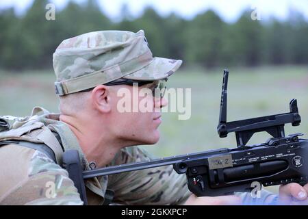 Spc. Henry Brucken, 1-151 Infanterie, Indiana National Guard, feuert einen M320-Trägerrakete beim Situational Training Exercise Event des Army National Guard Best Warrior Competition 2021 im Camp Navajo, Arizona, 21. Juli 2021. Der Wettbewerb erstreckt sich über drei körperlich und technisch anspruchsvolle Tage, an denen die Teilnehmer auf eine Vielzahl taktischer und technischer Fähigkeiten getestet werden, während sie darum wetteifern, zum Soldaten und Unteroffizierin des Jahres der Armeewache ernannt zu werden. Die Gewinner repräsentieren dann die Armeewache im Department of the Army Best Warrior Competition noch in diesem Jahr Stockfoto